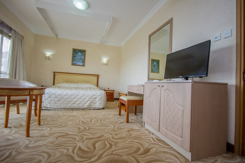 City Royal Resort Hotel Kyambogo  Exterior foto