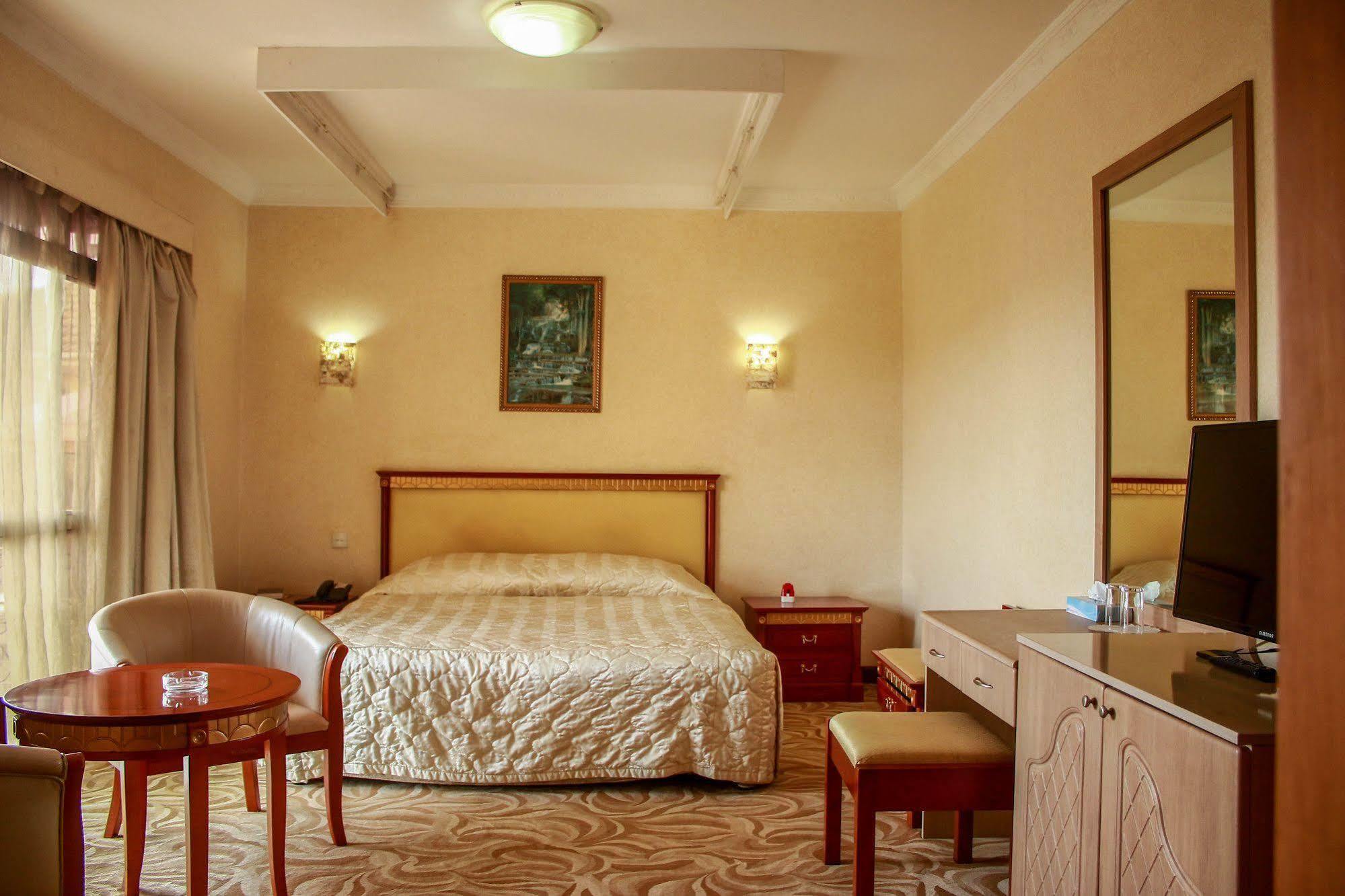City Royal Resort Hotel Kyambogo  Exterior foto